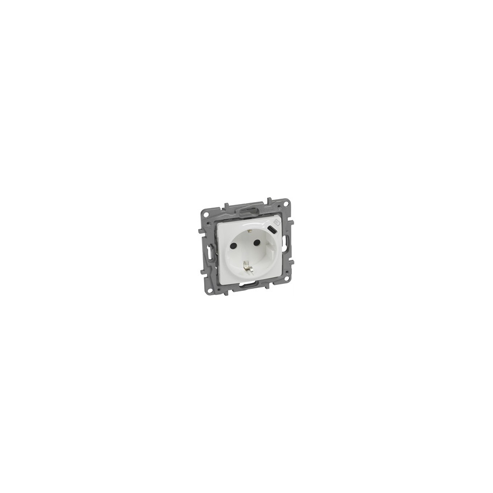Контакт ШУКО 2P+E 16A + USB тип C 1.5A 7.5W цвят Бял Niloe Legrand