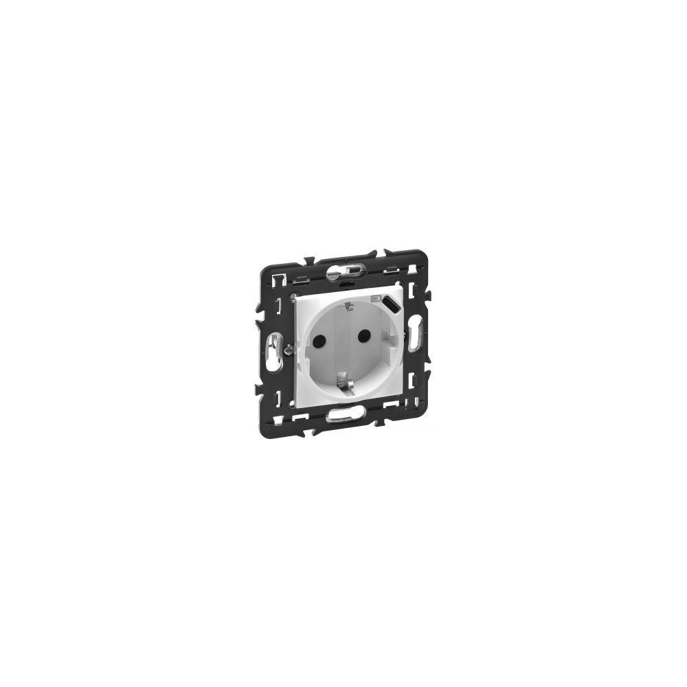 Контакт ШУКО 2P+E 16A + USB тип C 1.5A 7.5W 2 мод. цвят бял Mosaic Legrand